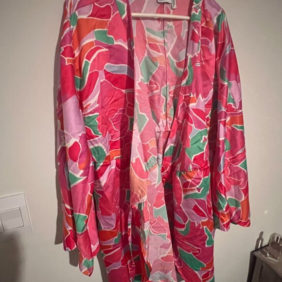 ASOS DESIGN Maternity satin wrap beach kimono with bold abstract print in pink - Picture 6 of 14